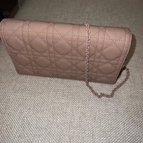 LADY DIOR POUCH
Rose Des Vents Cannage Lambskin - Picture 2 of 9